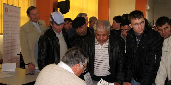 Şomerii au stat la coadă pentru un post în construcţii   