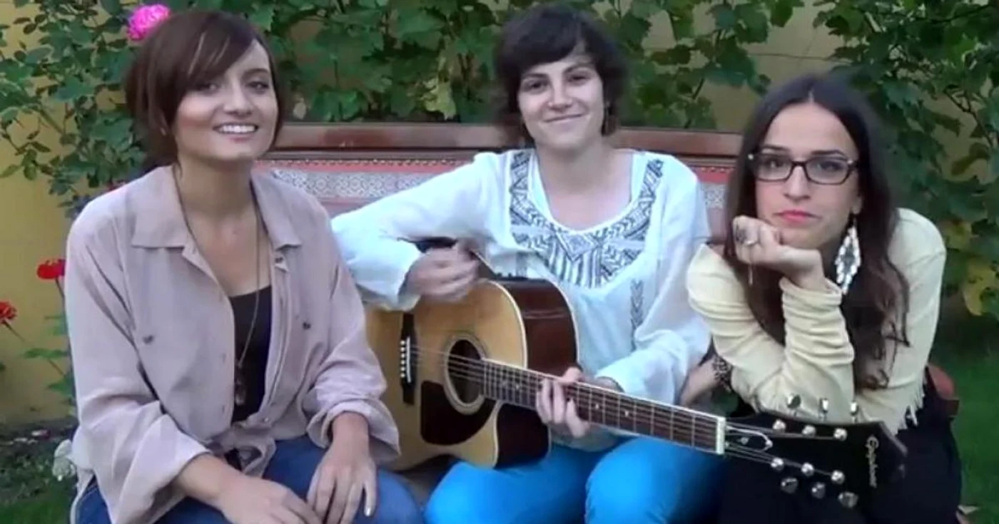 Ana Huţu (stânga), Marta Cotuna (centru) şi Beck Corlan, în clipul „Evoluţia muzicii uşoare româneşti“