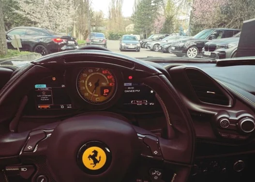 Sarah a împrumutat mașina Ferrari a mamei sale Sursa: Instagram 