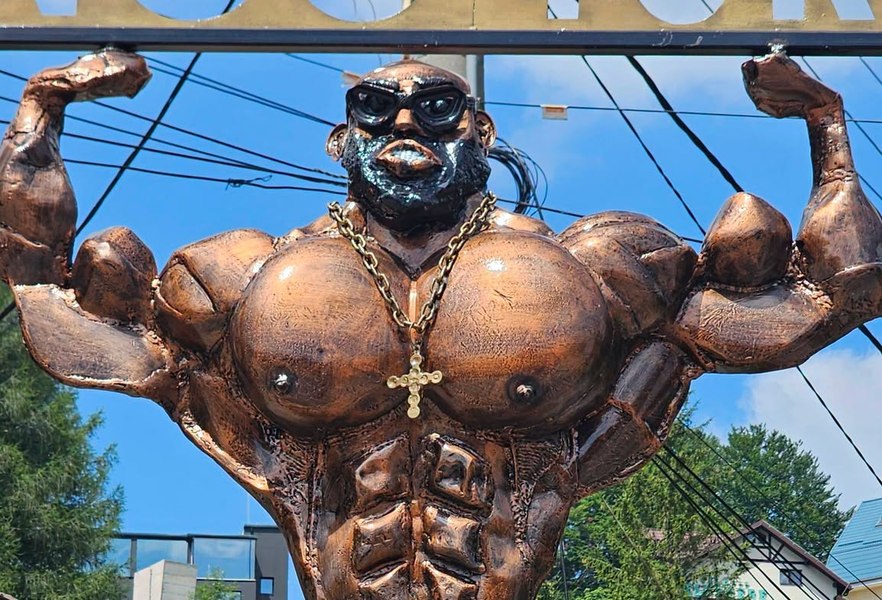 Dorian Popa, „Satana” sau Leonardo da Vinci? Pe cine văd turiștii în statuia din Bușteni care a aprins Internetul