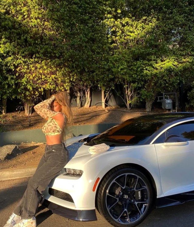 Kylie Jenner se plimbă cel mai  des cu un Bugatti Chiron,  de 3 milioane $ 
