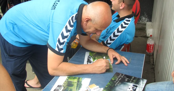 Campionul en titre dând autografe FOTO CRISTIAN FRANŢ