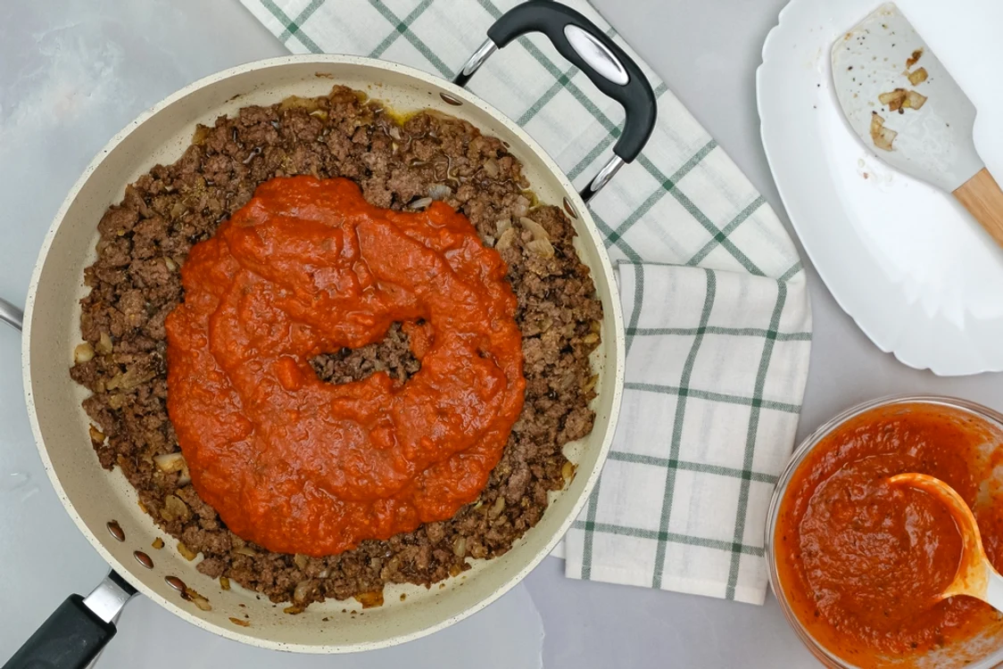 Lasagna   pasul 2  Sursa foto shutterstock 2175484829 jpg