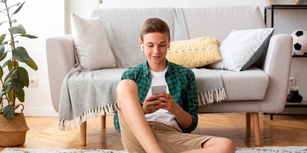 Invata pe smartphone liceu licean acasa FOTO Shutterstock