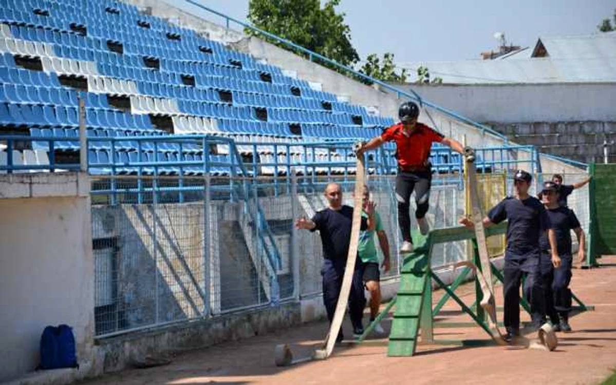 Imagine cu pompieri în concurs la Stadionul municipal din Slatina