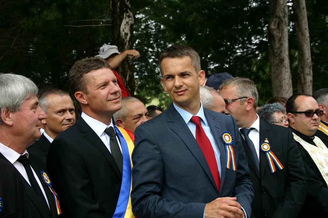 
    Akos Mora (centru) a fost până marţi senator din partea PNLFoto Arhivă Personală  