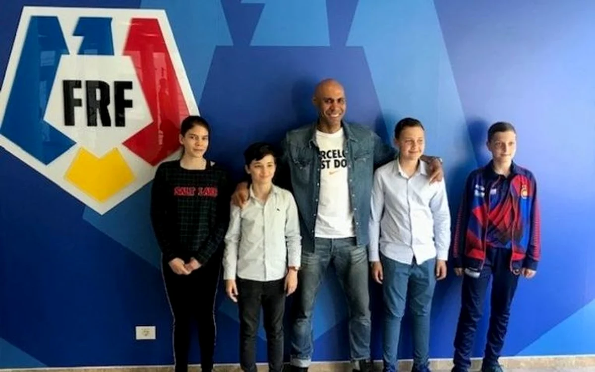 
    Nana Falemi, alături de copiii români participanți la programul Fotbal pentru Prietenie  
