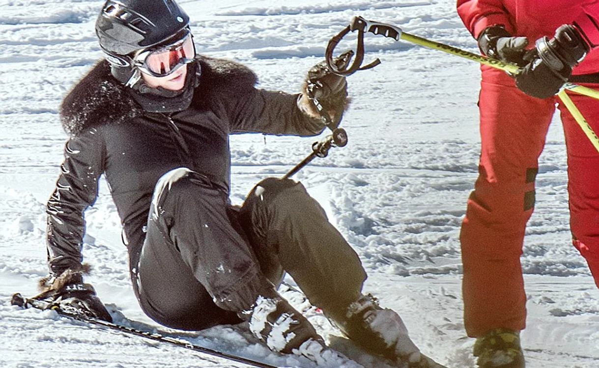 
    Kate a căzut  pe pârtie  