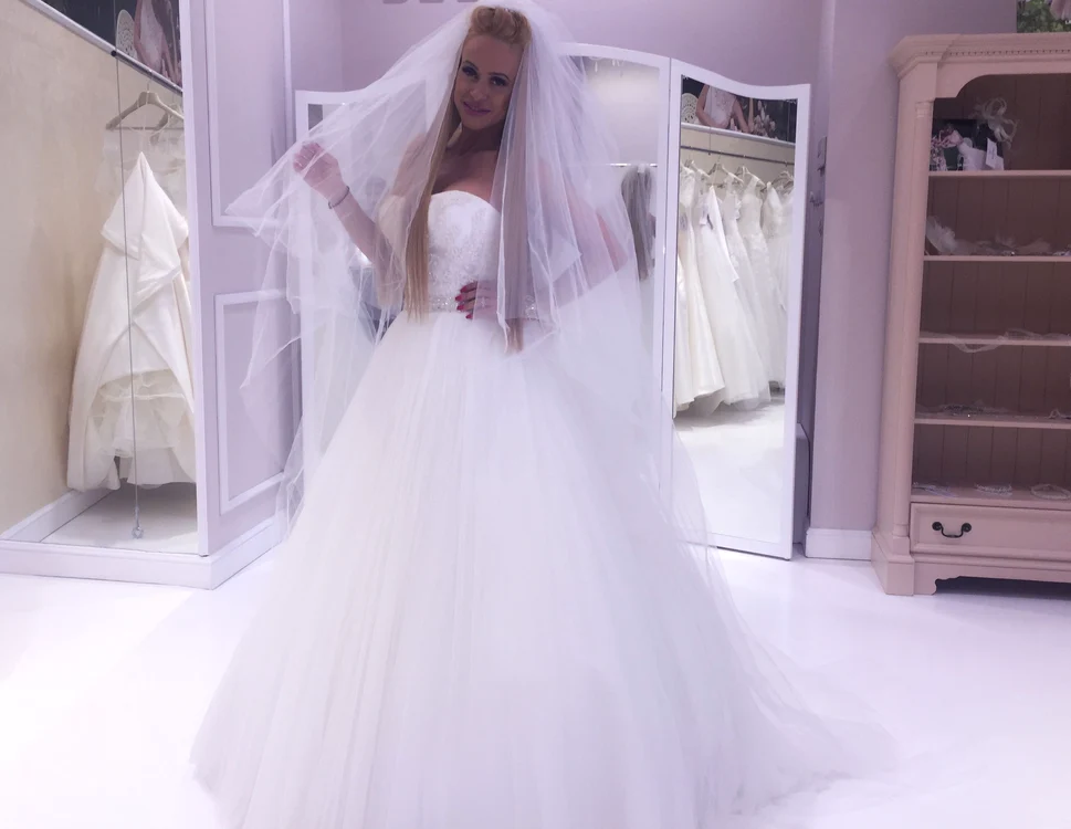 
    Anda a probat mai multe modele de rochii de mireasă, tip "sirenă" şi tip "prinţesă"Foto: Bella Sposa  