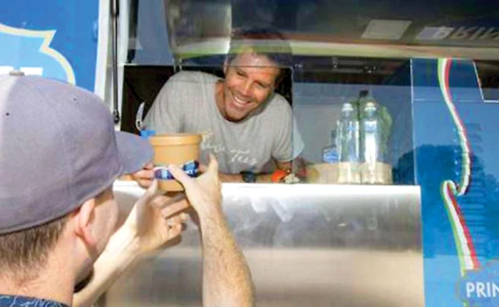 
    Prinţul găteşte, şofează maşina şi vinde clienţilor preparate italieneşti  