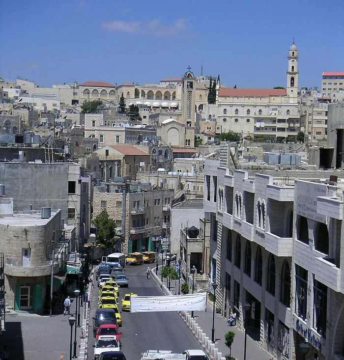 Bethleem înseamnă în ebraică &quot;Casa Pâinii&quot;. Are 25.000 de locuitori şi se află la zece kilometri sud de Ierusalim. În perioada Crăciunului, oraşul este împânzit de pelerini creştini din toată lumea care vor să vadă locurile unde s-a născut Iisus Hristos