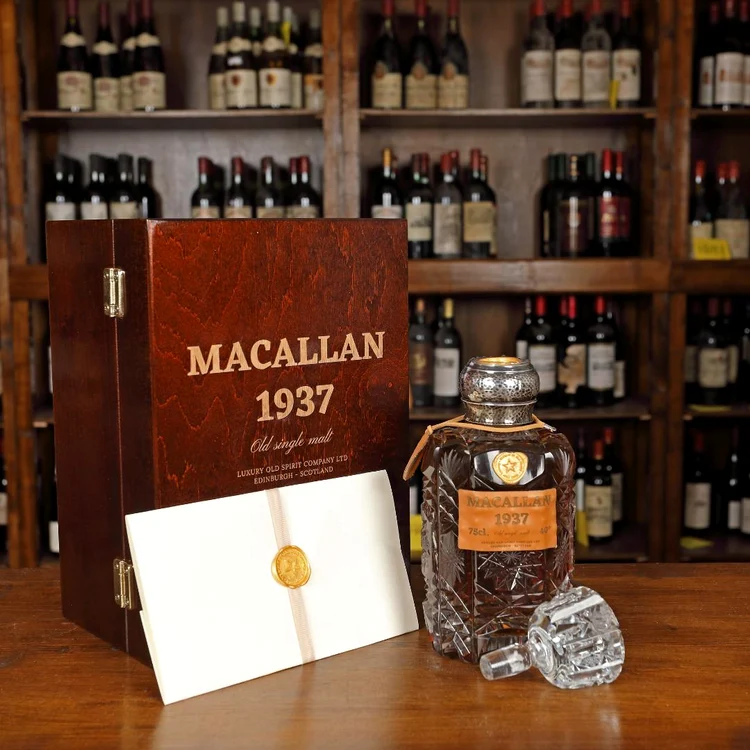 
    Această sticlă de whiskey scoțian single malt Macallan din 1937 va fi licitată începând de la 2500 de euroFoto: artmark.ro  