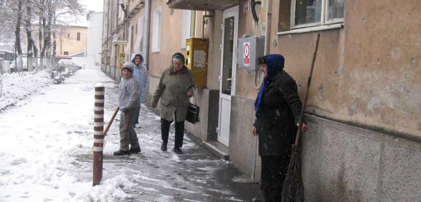Oamenii au ieşit la curăţat zăpada dintre blocuri   
