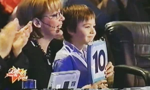 Vânzătoarele au mască de protecție și  stau în spatele geamurilor de plexiglas  jpeg