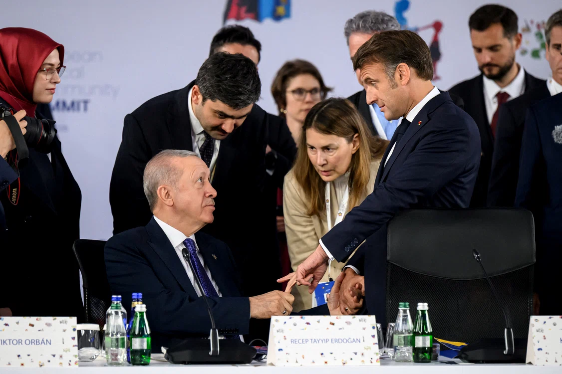 Salut bizar între Erdogan și Macron FOTO Reuters