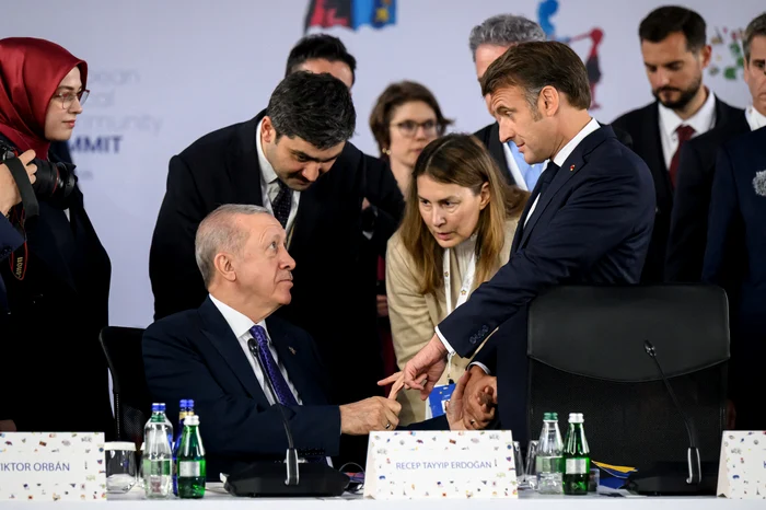 Salut bizar între Erdogan și Macron FOTO Reuters