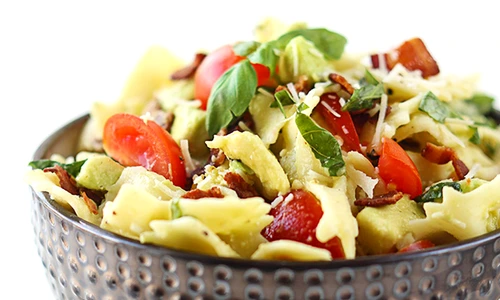 salata cu paste si avocado jpeg