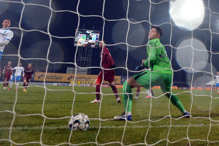 
    Balonul șutat de Ovidiu Bic a căzut pe linia porţii clujenilorFoto: sportpictures.eu  