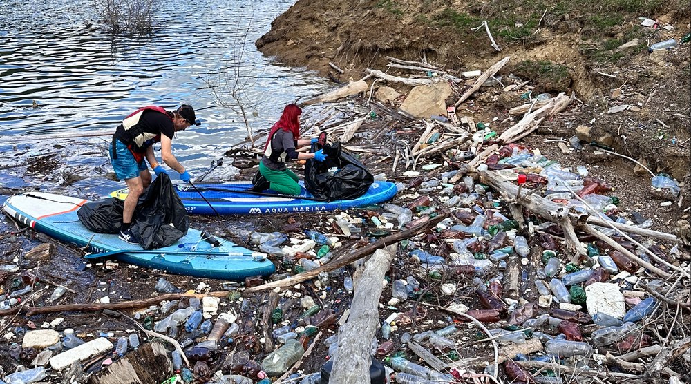 Tone de gunoaie, adunate din lacul de acumulare Siriu de membrii unui club de sport nautic VIDEO