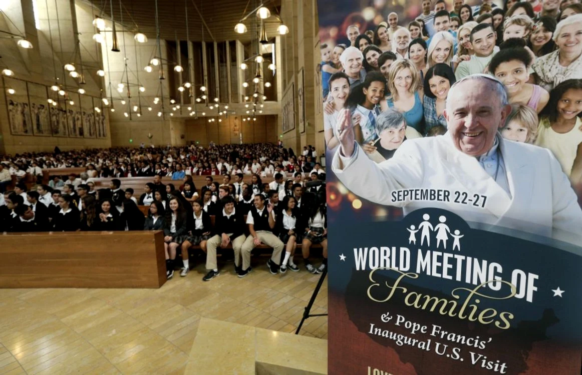 Elevii de la şcolile catolice participă la procesul de canonizare televizat din Los Angeles FOTO AP