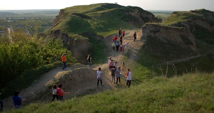 Turişti la situl arheologic de la Pisculc Crăsani