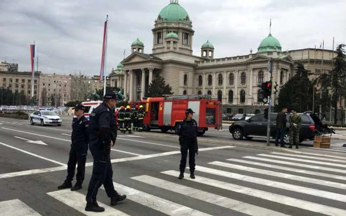 Pompirii şi forţele de ordine au înconjurat zona din jurul Parlamentului