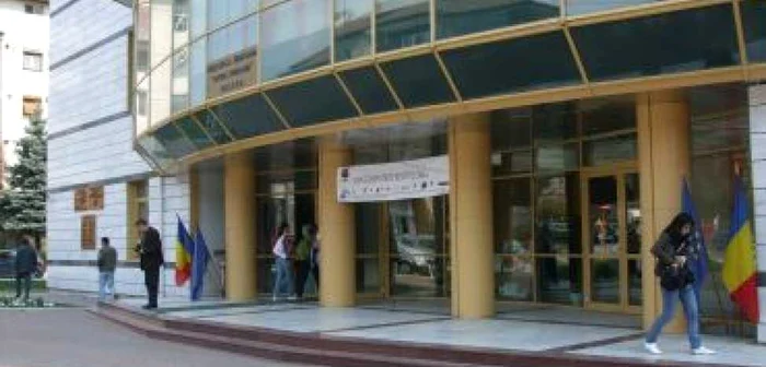 Râmnicu Vâlcea: Publicitate şi manipulare la Bibloteca Judeţeană - Adevărul la minut