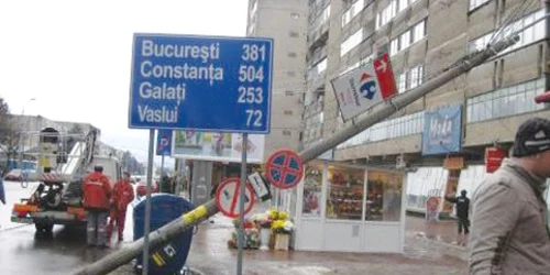 Un stâlp de iluminat din Podu Roş s-a prăbuşit luna trecută