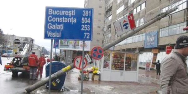 Un stâlp de iluminat din Podu Roş s-a prăbuşit luna trecută