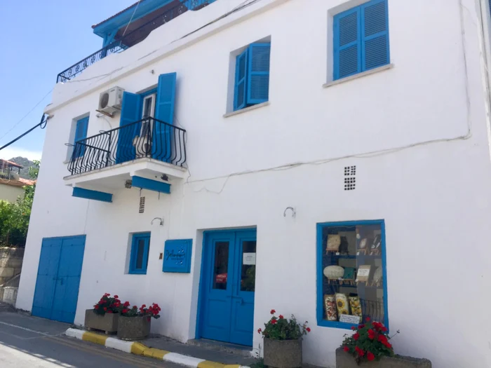Căsuţele din Bellapais te duc cu gândul la Santorini