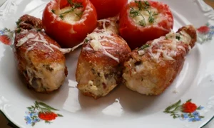 friptura de pui cu cascaval si rosii umplute jpeg