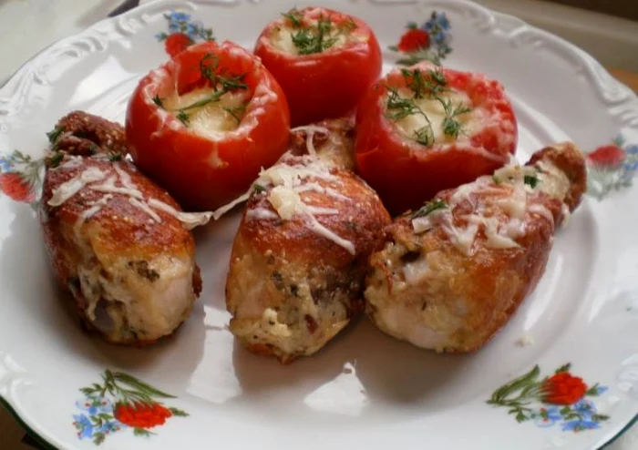 
    Friptură de pui cu caşcaval şi roşii umplute   