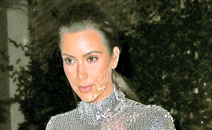 Lumea o acuză pe Kim că îşi tratează copilul ca pe un accesoriu vestimentarFoto: Hepta/ Guliver/ Splashnews/ Getty Images