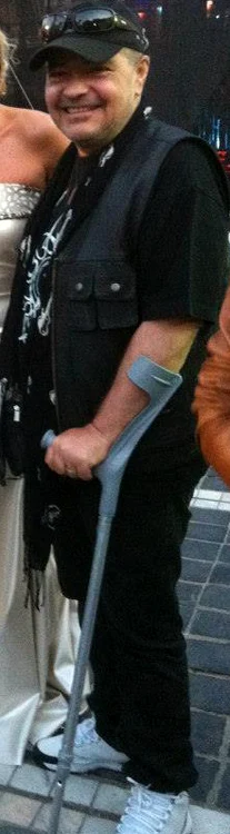 Leo Iorga merge în cârje după operația suferită pe creierfoto: arhiva personală