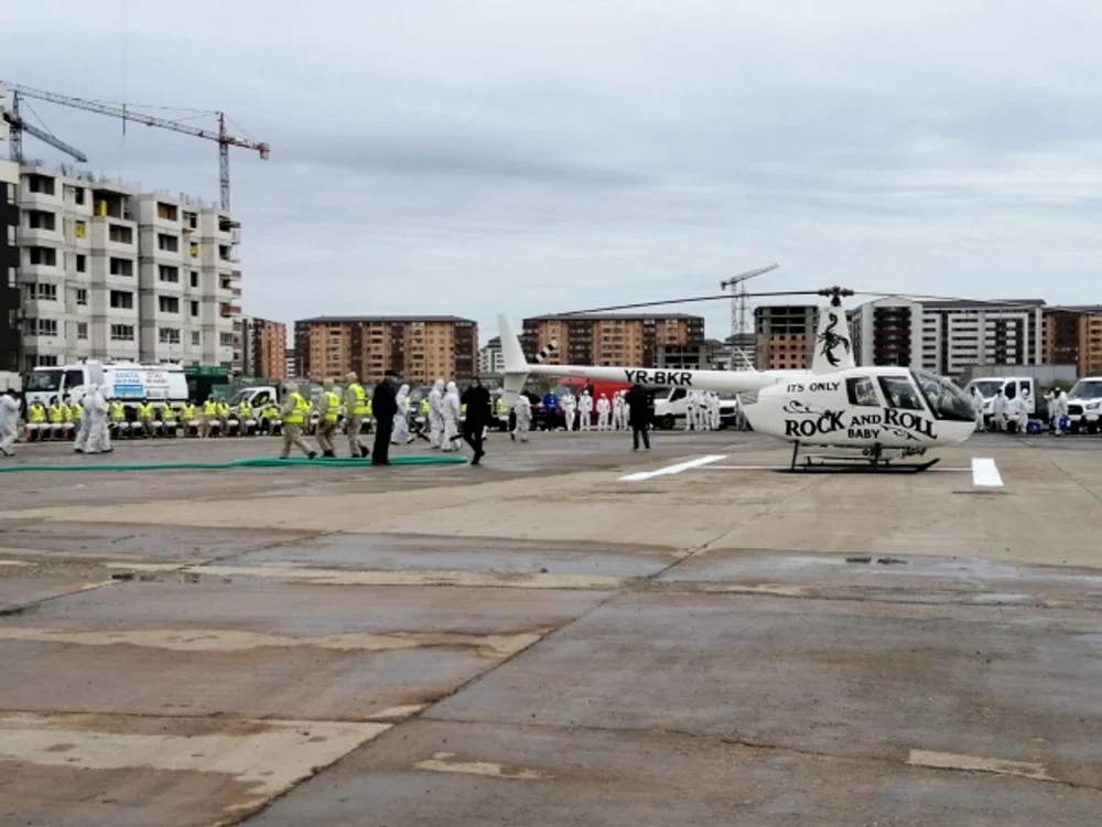 Armata care execută dezinfecția sectorului 6 are de ieri la dispoziție și un elicopter