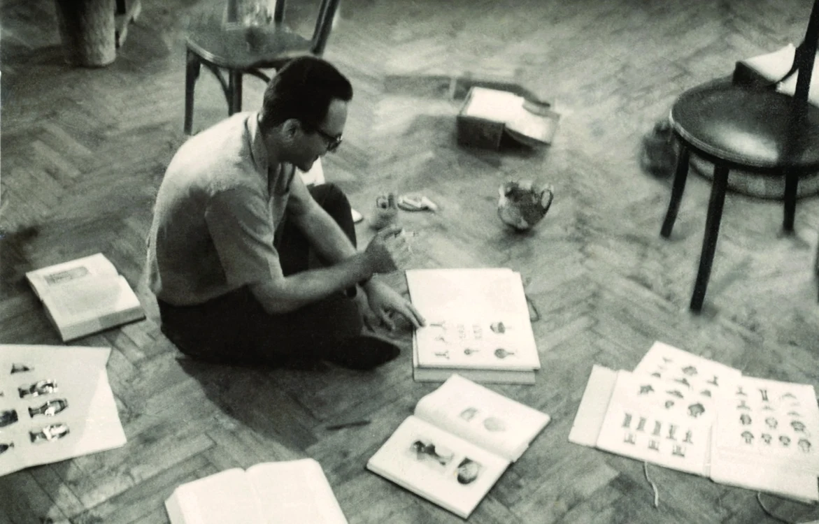 Lucrând la Corpus Vasorum Antiquorum, în biroul de la institut, din str. Nicolae Iorga, cca 1964