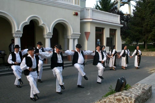 Ansamblul Datina susţine o demonstraţie de măiestrie chiar în faţa Palatului Cultural FOTO FACEBOOK