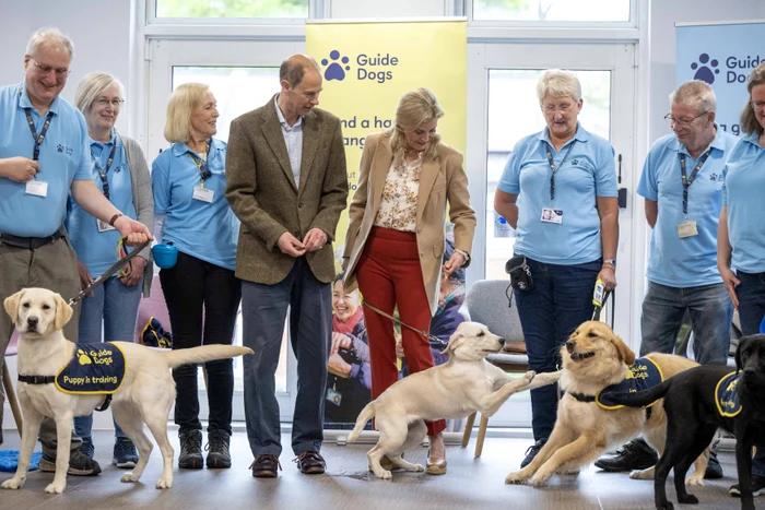 Prințul Edward și Sophie, Ducesa de Edinburgh cu câini utilitari, Profimedia (1) jpg