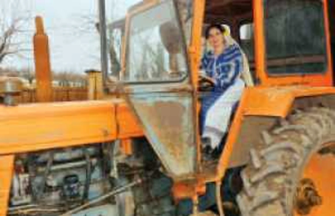 Gherghina Stancu îşi lucrează cu propriul tractor cele 10 hectare de pământ