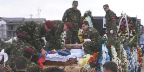 Buzău:Instructorul paraşutist a fost condus pe ultimul drum cu onoruri militare