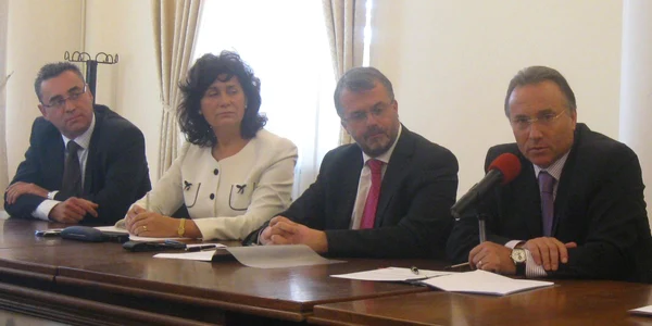 Şefii Dalkia şi Gheorghe Nichita (dreapta) au semnat contractul de prestări servicii