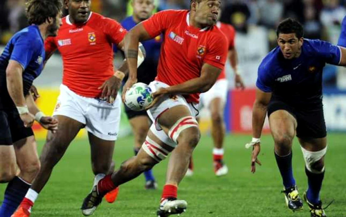 Viliami Ma'afu depășește perdeaua defensivă franceză * Foto: Reuters