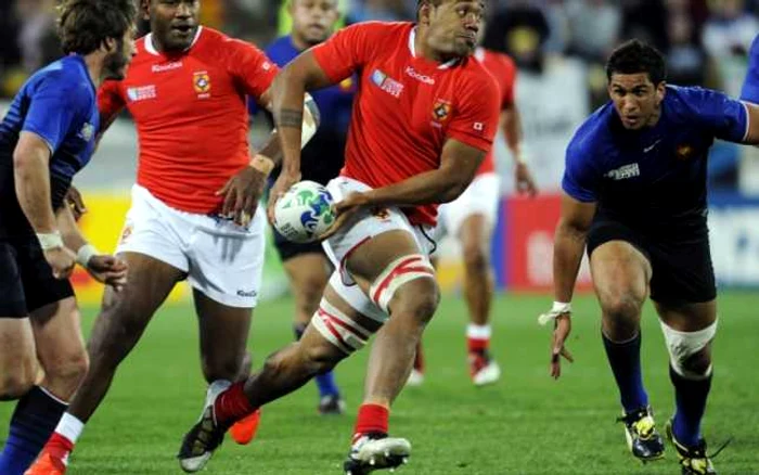 Viliami Ma'afu depășește perdeaua defensivă franceză * Foto: Reuters