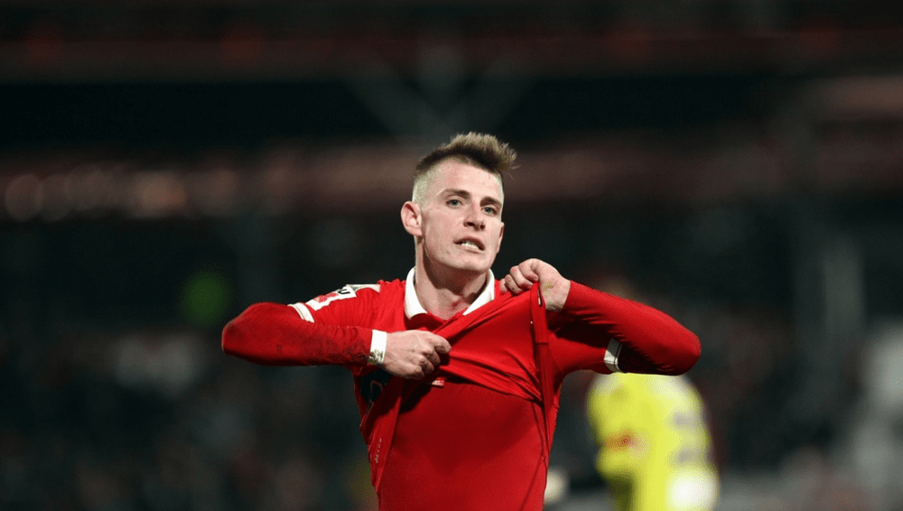 „Notă de plată” infimă pentru Vali Lazăr, fotbalistul care a aruncat cu chiloței roz spre fostul antrenor