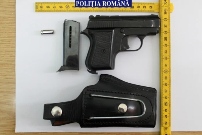 Pistolul confiscat de poliţie FOTO IPJ Mehedinţi