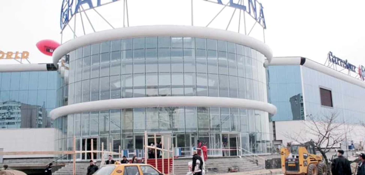 Grand Arena a fost deschis în primăvara anului 2009, însă nu s-a bucurat de clienţi încă de la început FOTO zf.ro