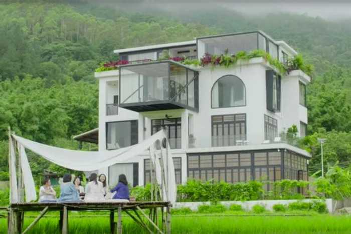 Conacul are trei etaje și o mansardă încăpătoare