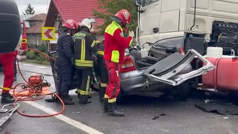 Tragedie în Argeș. Trei oameni au murit într-un accident pe DN 7, în care au fost implicate un autoturism și o cisternă. Traficul este blocat