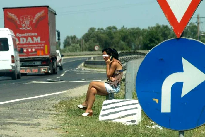 Prezenţa tinerelor care se prostituează pe marginea DN7 e obişnuită. FOTO: D.G.