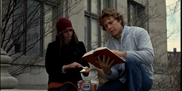 Oliver (Ryan O'Neal) și Jenny (Ali McGraw) png
